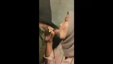 Bokep Indo Hijab Diminta Puasin Pasangan Nyepong Kasur poster
