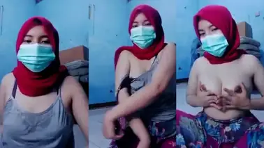 Bokep Jilbab Merah Remas Toket Live Sange poster
